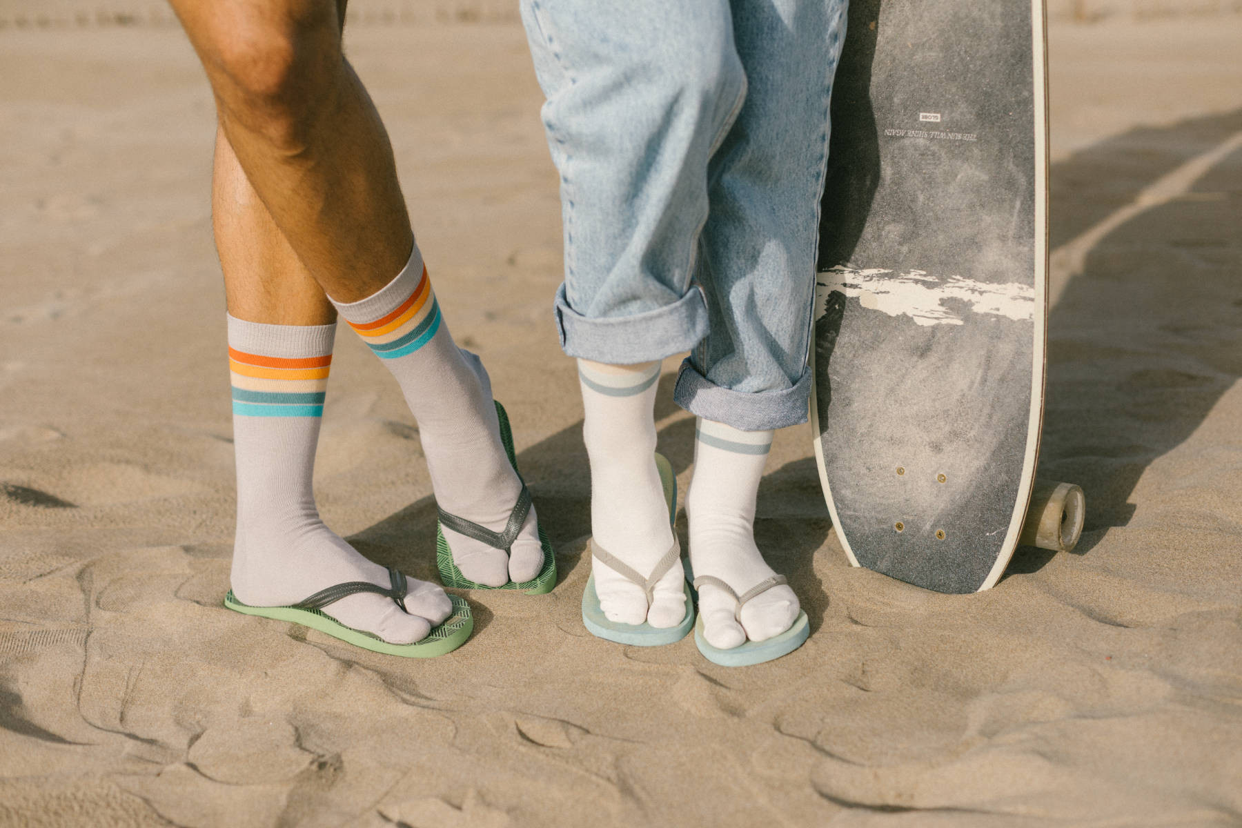 Chaussettes avec des tongs : la faute de goût qui est devenue une tendance (et comment la porter sans se rater)